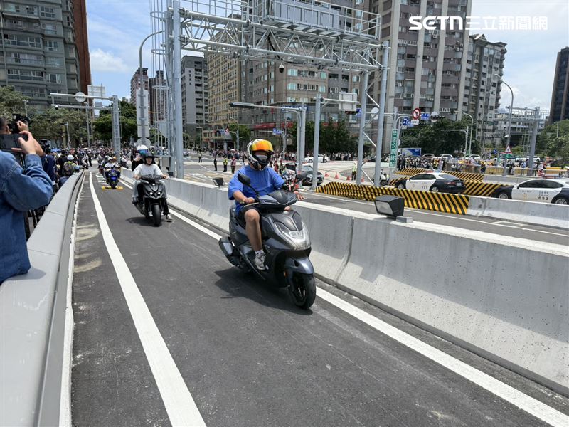 淡江大橋正式通車,上千位各地來的民眾搶著開放第一時間正是上橋。(圖/記者李育道攝影)