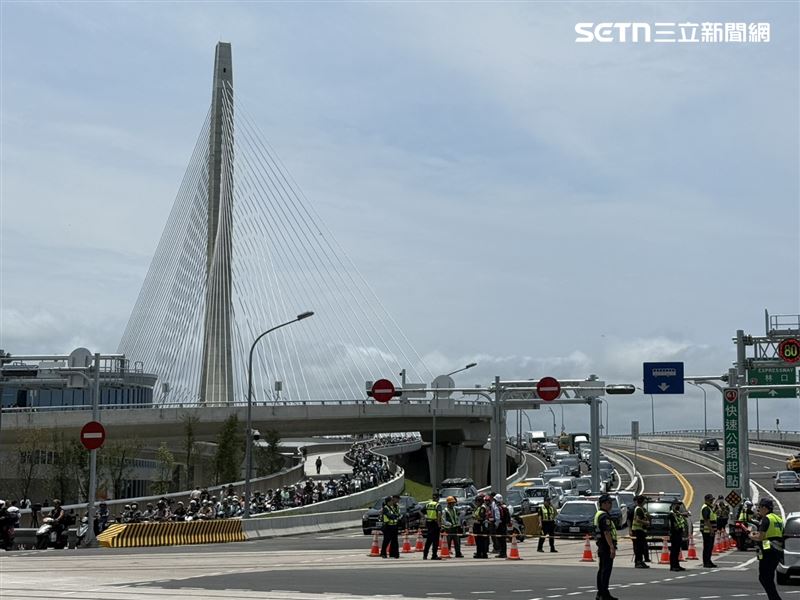 淡江大橋11點30分通車一度因車流量大,形成「機車海」不過約莫30分鐘後經行控中心與交管進行時項調整以及車流減少而舒緩。(圖/記者李育道攝影)