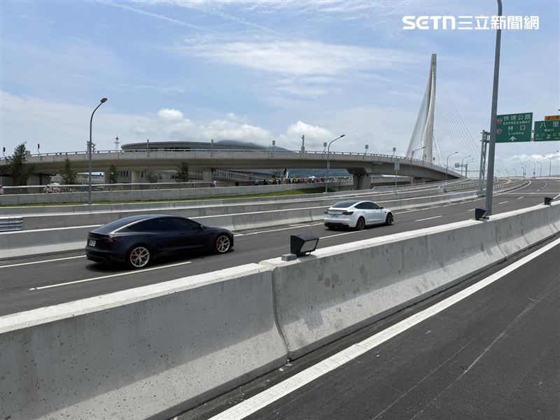 淡江大橋正式通車,橋上已出現車輛通行。(圖/記者李育道攝影)