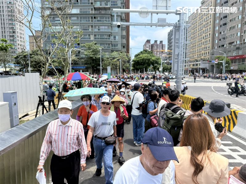 淡江大橋通車現場粗估至少千人共襄盛舉。(圖/記者李育道攝影)
