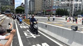 淡江大橋正式通車，上千位各地來的民眾搶著開放第一時間正是上橋。（圖／記者李育道攝影）