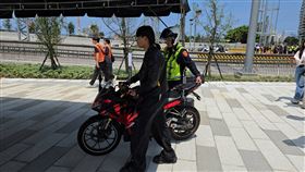 單男騎機車硬闖淡江大橋被警方攔下開罰。（圖／翻攝畫面）