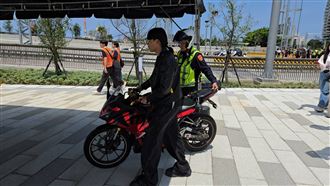 抗議淡江大橋機車道太窄　男子騎機車硬闖