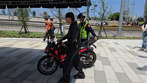 抗議淡江大橋機車道太窄　男子騎機車硬闖