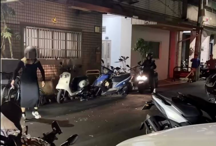 男子不斷從高樓丟出碎玻璃，險些波及路過民眾。（圖／翻攝自Threads @@yoyy_yo06）有碼