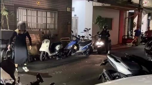 逢甲商圈驚見「玻璃雨」！20歲男失控猛砸