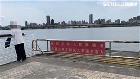 李姓男大生胞姊拿著弟弟T恤揮舞，企圖喚回失蹤已久的弟弟。（圖／記者楊忠翰攝影）