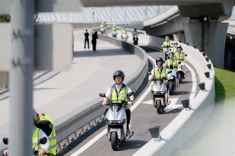 陳世凱上午先赴淡江大橋參加橋梁管理中心啟用及通車祈福儀式，並於儀式前率領同仁騎乘25輛Gogoro電動機車。（圖／公路局提供）
