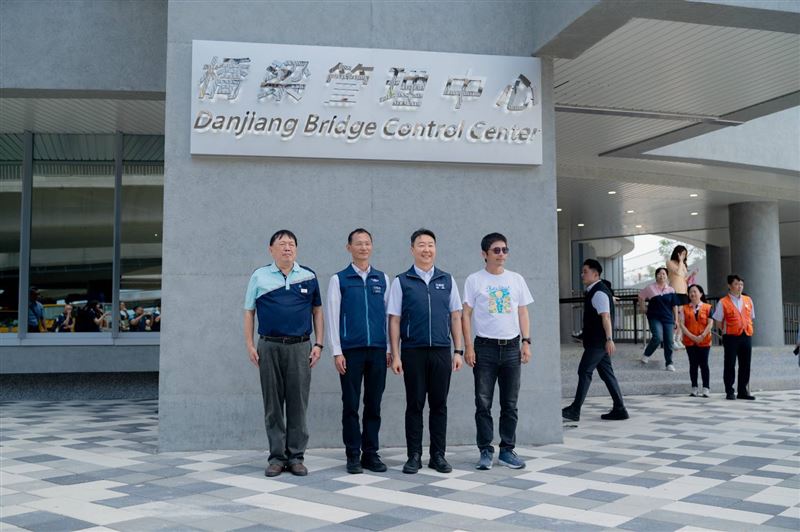 陳世凱上午先赴淡江大橋參加橋梁管理中心啟用及通車祈福儀式，並於儀式前率領同仁騎乘25輛Gogoro電動機車。（圖／公路局提供）