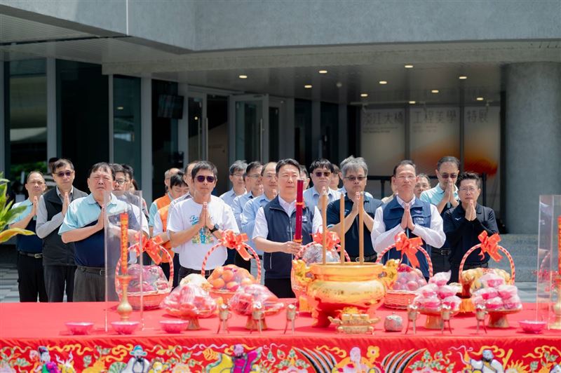 陳世凱上午先赴淡江大橋參加橋梁管理中心啟用及通車祈福儀式，並於儀式前率領同仁騎乘25輛Gogoro電動機車。（圖／公路局提供）