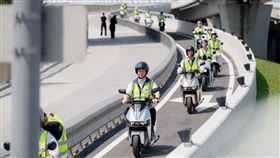 陳世凱上午先赴淡江大橋參加橋梁管理中心啟用及通車祈福儀式，並於儀式前率領同仁騎乘25輛Gogoro電動機車。（圖／公路局提供）