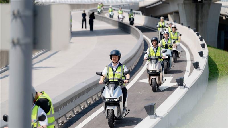 淡江大橋啟用 陳世凱駕吉普車載工程英雄