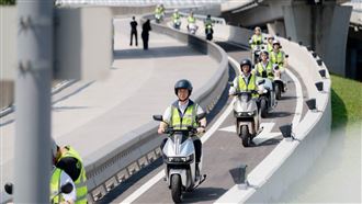 淡江大橋啟用　陳世凱駕吉普車載工程英雄