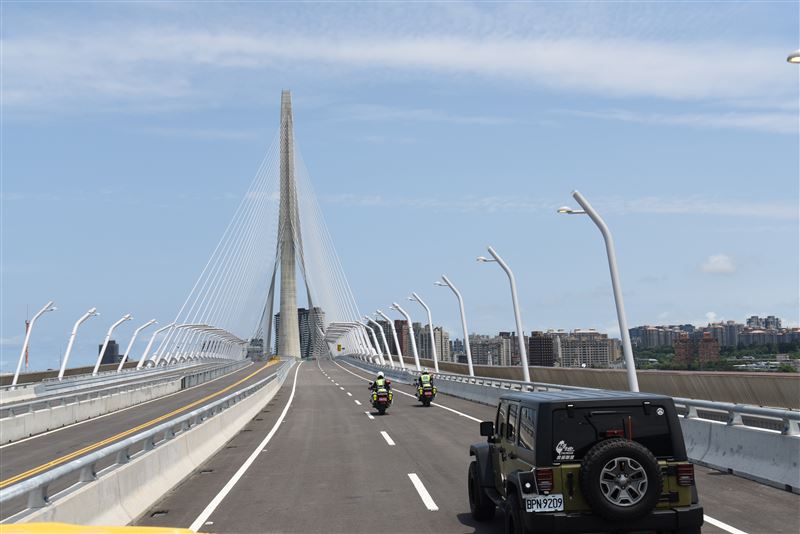 陳世凱與公路局長林福山分別駕駛吉普車，載著參與淡江大橋建設的工程人員進行巡禮。（圖／記者李育道攝影）