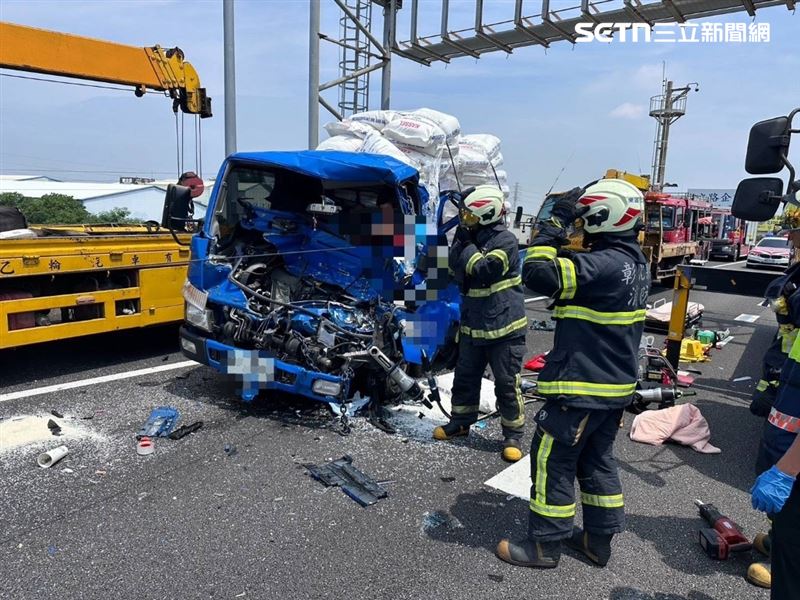小貨車駕駛周男在輔助車道追撞前車後，因車頭變形受困。（圖／翻攝畫面）