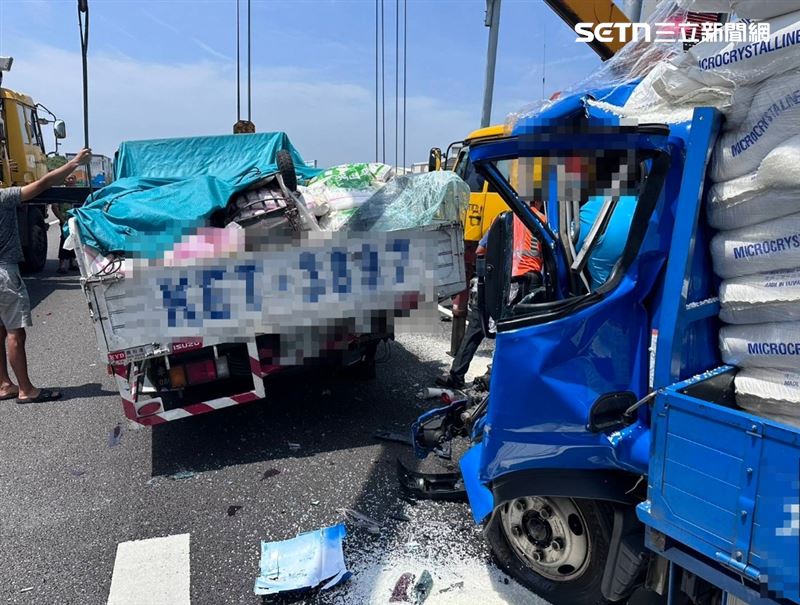 國道一號南下197.8公里彰化路段發生死亡車禍，小貨車駕駛夾困車內，雙腿斷肢慘死。（圖／翻攝畫面）