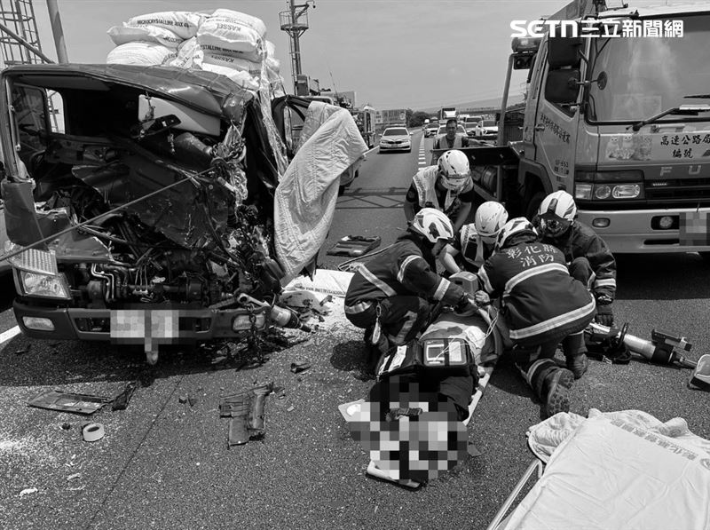 小貨車駕駛周男夾困變形車頭內，雙腿斷肢當場無生命跡象，送醫搶救不治。（圖／翻攝畫面）