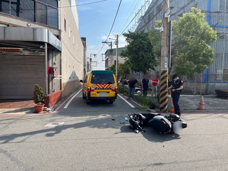 吳男反應不及追撞娃娃車，當場連人帶車噴飛倒地。（圖／翻攝畫面）