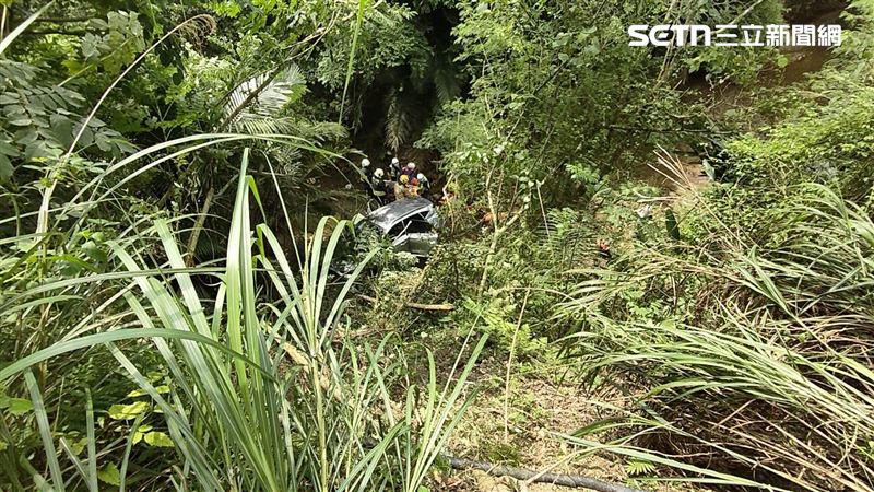 一輛載有縣府員工與顧問公司人員的休旅車，行經苗14線二寮坑路段時，疑因駕駛不熟路況，整輛車直接衝入約10公尺深的河床。（圖／翻攝畫面）