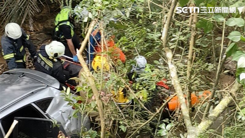當時車內載有2名顧問公司技術人員及2名縣府農業處員工。行經苗14線某處彎道時，疑似因路不熟整輛車衝落河床。（圖／翻攝畫面）