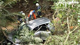 新／苗縣府會勘翻車墜河床　4人受困獲救（圖／翻攝畫面）