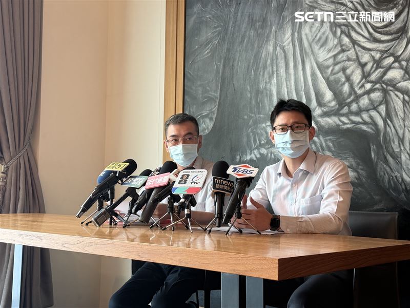 汭恩產後護理之家執行長連勇舜（左）召開記者會說明。（圖／記者蔣季容攝影）