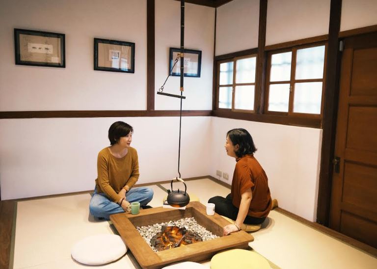 「寶桑町屋」的迎賓區域有日式榻榻米與景觀火爐，在辦理入住、退房時也能得到短暫的休憩，更成為旅客互動交流的地方。（圖/雲品國際提供）