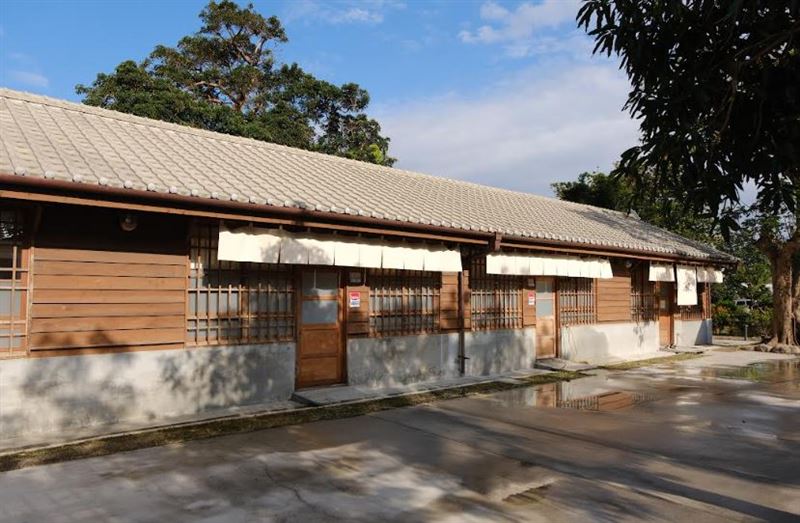 寶桑町屋（Machiya Posong）文創青年旅館設置雅房房型，在此空間可以辦理入住，設有公共浴室、迎賓景觀火爐、共用冰箱等設備。（圖/雲品國際提供）