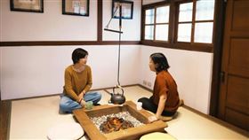 「寶桑町屋」的迎賓區域有日式榻榻米與景觀火爐，在辦理入住、退房時也能得到短暫的休憩，更成為旅客互動交流的地方。（圖/雲品國際提供） 