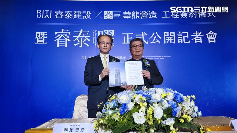危老案「睿泰曜」今（12）日正式公開，並舉辦與日系血統「華熊營造」簽約儀式，由睿泰建設執行董事羅永政（右）與華熊營造董事長新屋忠彥（左）代表簽約。（圖／記者陳韋帆攝影）