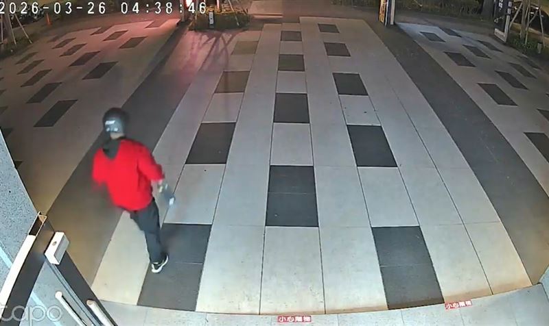 林姓、楊姓男子持電動機具(砂輪機),於深夜到蝦皮購物智取店割繳費機竊取現金。(圖/翻攝畫面)
