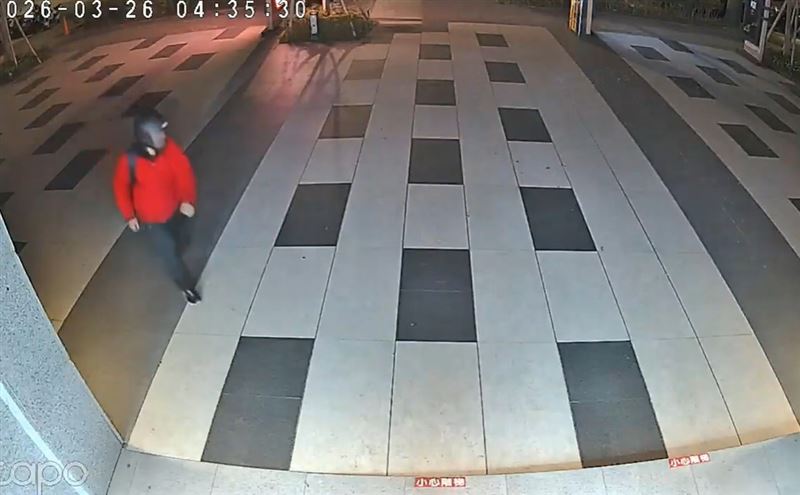 林姓、楊姓男子持電動機具(砂輪機),於深夜到蝦皮購物智取店割繳費機竊取現金。(圖/翻攝畫面)