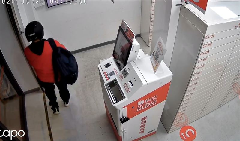 林姓、楊姓男子持電動機具(砂輪機),於深夜到蝦皮購物智取店割繳費機竊取現金。(圖/翻攝畫面)