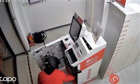 林姓、楊姓男子持電動機具（砂輪機），於深夜到蝦皮購物智取店割繳費機竊取現金。（圖／翻攝畫面）