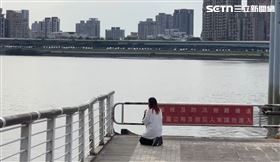 台北市大稻埕碼頭發生溺水事件，李姓男大生跳水救人失聯8小時，家屬仍不放棄。（圖／記者楊忠翰攝影）