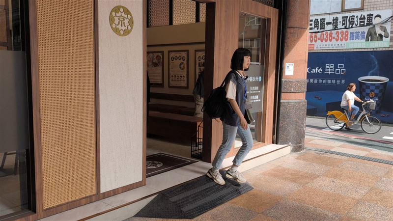 雙北檢警動員針對光澤診所及關係企業京都堂中醫多家分店進行搜索。（圖／記者莊淇鈞攝）