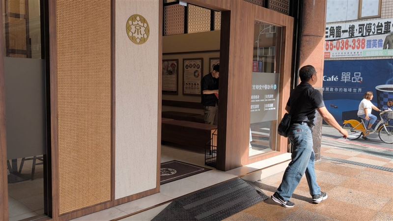 警方及衛生局人員搜索稽查後離開京都堂中醫診所。（圖／記者莊淇鈞攝影）