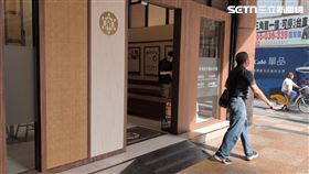 警方及衛生局人員搜索稽查後離開京都堂中醫診所。（圖／記者莊淇鈞攝影）