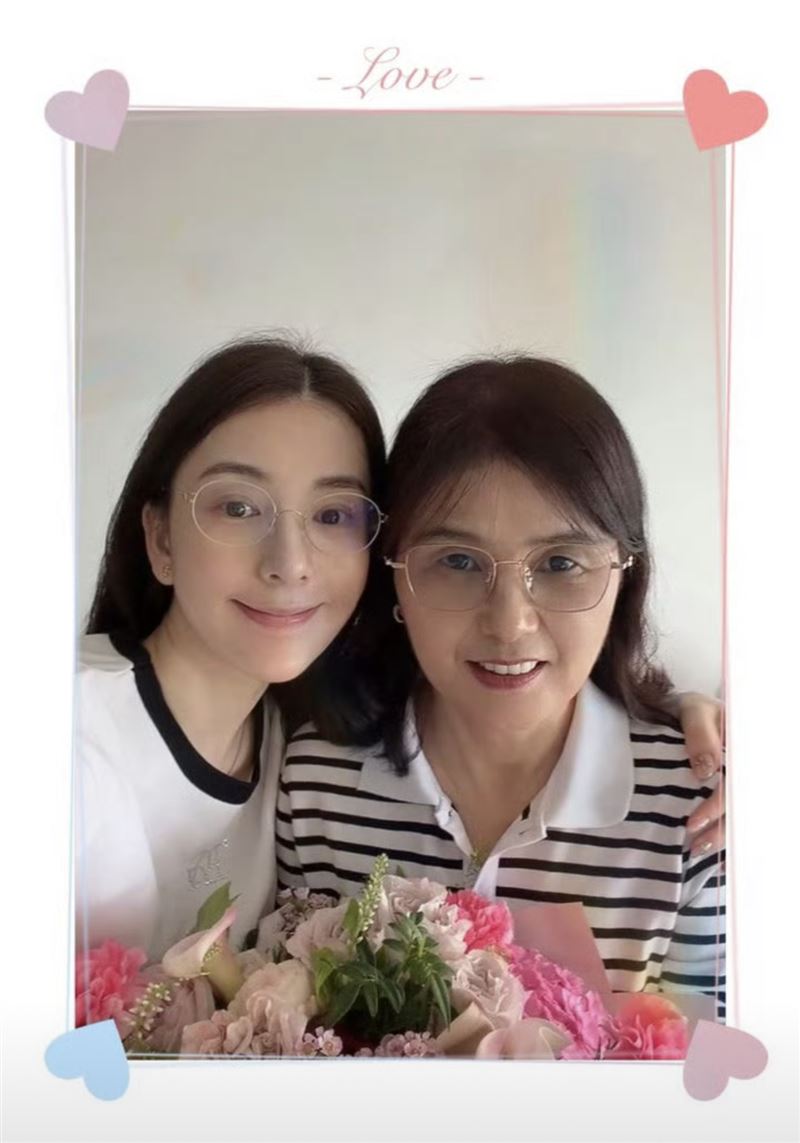 方媛（左）媽媽臉蛋也保養得很好。（圖／翻攝自微博）