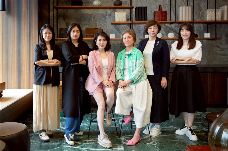 承億酒店董事長戴淑玲（右三）將接任承億集團董事長，承億酒店總經理洪若宸（左三）升任承億集團副董事長兼承億建設董事長，承億集團創辦人戴俊郎的夫人凃韶紋（右二）出任承億文旅董事長，正式加入營運團隊。（圖／承億集團提供）