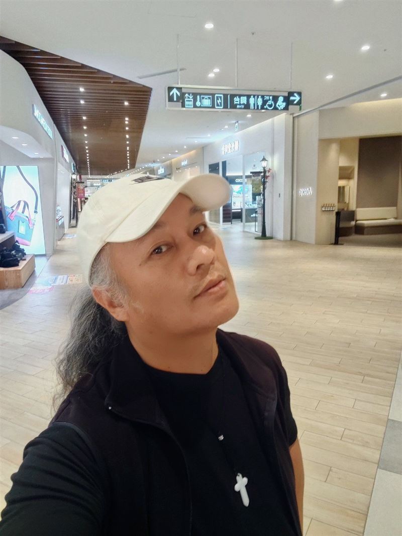 網紅林世偉自詡藝術家，常在台灣各地露底熱舞。（圖／翻攝自臉書）