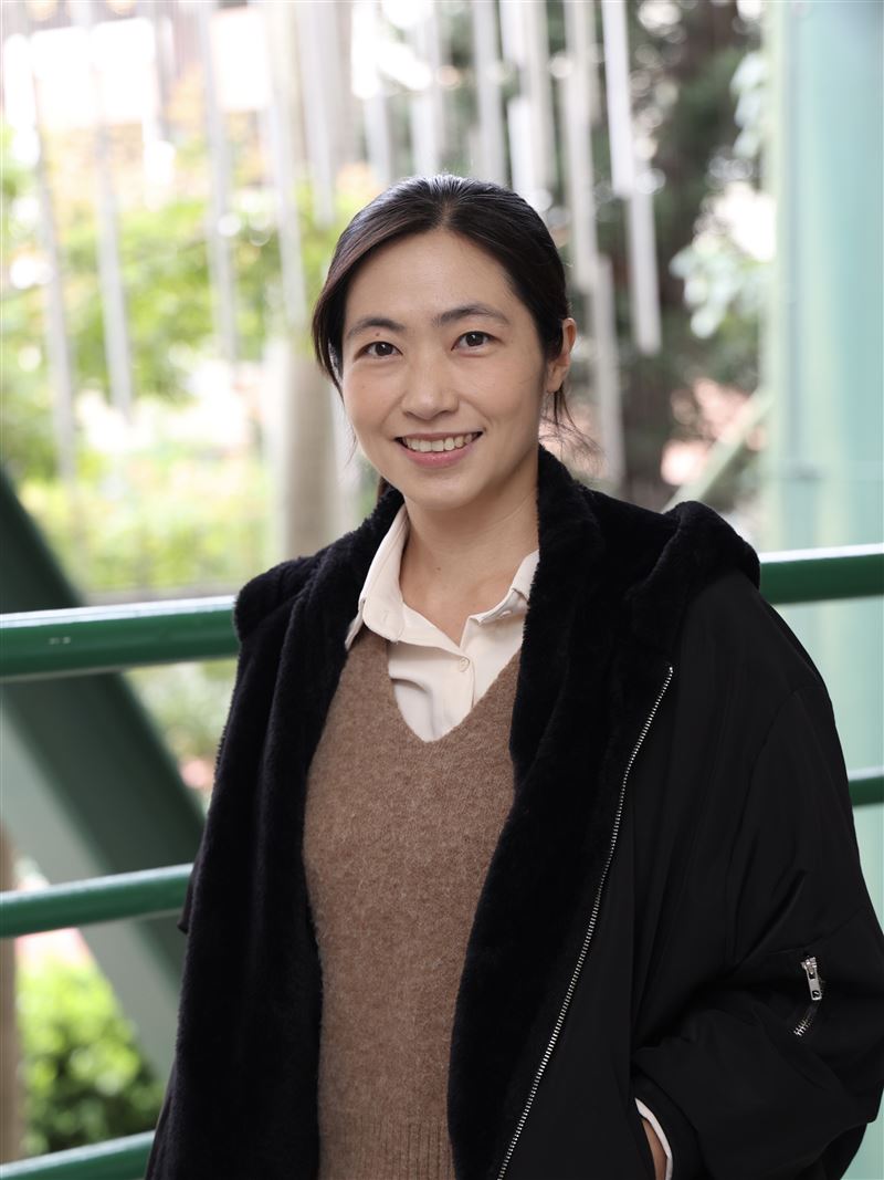 面對升學主義的洪流，翁成韻老師始終保持著 溫暖的笑容。她相信「花開有時」，即便學生 當下不一定能領略音樂課的價值，但教師展現 出的熱情與努力，終將在學生的生命歷程中留 下印記。（圖／記者張宣恩攝影）