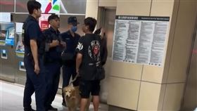 怪男向捷運警察解釋想以黑色塑膠袋裝黃金獵犬搭捷運。（圖／翻攝自Threads @wood07235200）