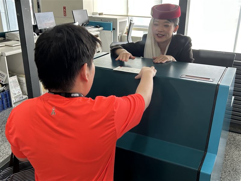 星兒透過報到櫃台、安檢、證照查驗到候機等一系列流程，體驗每個搭機環節。（圖／桃機提供）