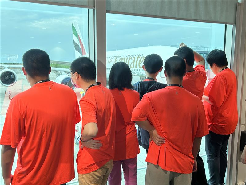 星兒近距離觀賞阿聯酋航空旗下，全球最大的A380客機。（圖／桃機提供）