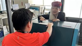 星兒透過報到櫃台、安檢、證照查驗到候機等一系列流程，體驗每個搭機環節。（圖／桃機提供） 