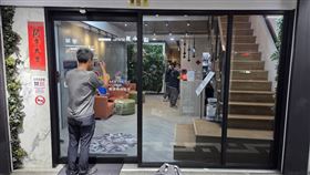 「樂菲時尚診所」遭爆偷拍，新北市警方前往搜查，全案依《刑法》妨害秘密罪嫌，移請地檢署偵辦，警方搜索畫面也曝光。（圖／翻攝畫面）