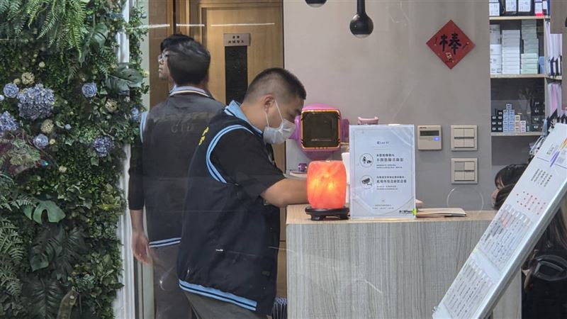 「樂菲時尚診所」遭爆偷拍，新北市警方前往搜查，全案依《刑法》妨害秘密罪嫌，移請地檢署偵辦，警方搜索畫面也曝光。（圖／翻攝畫面）