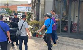 前立委、前朝天宮董事長曾蔡美佐遭毆打，雲林地檢署檢察官親自勘查衝突現場，並提解朝天宮董座之子蔡晉財到場。（圖／翻攝畫面）