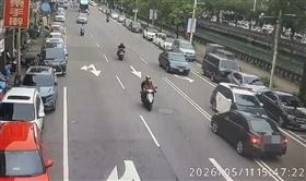 基隆郁姓男子駕駛自小客車，不明原因「逆向撞擊」警車，被抓包毒駕移送法辦。（圖／翻攝畫面）